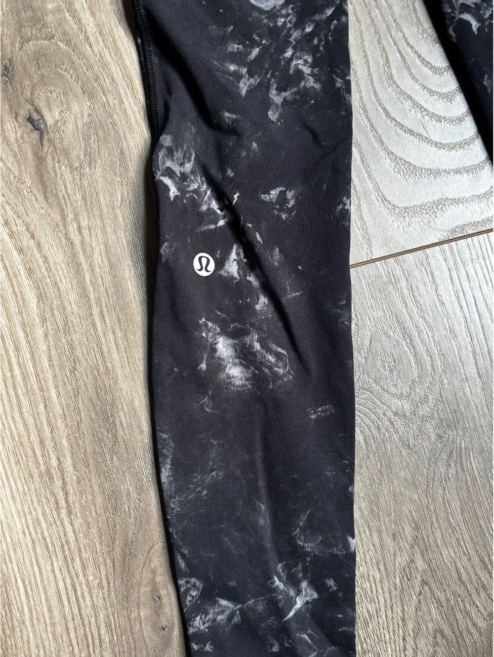 Lululemon Black and Gray Patterned Leggings Size 0 - Picture 2 of 3